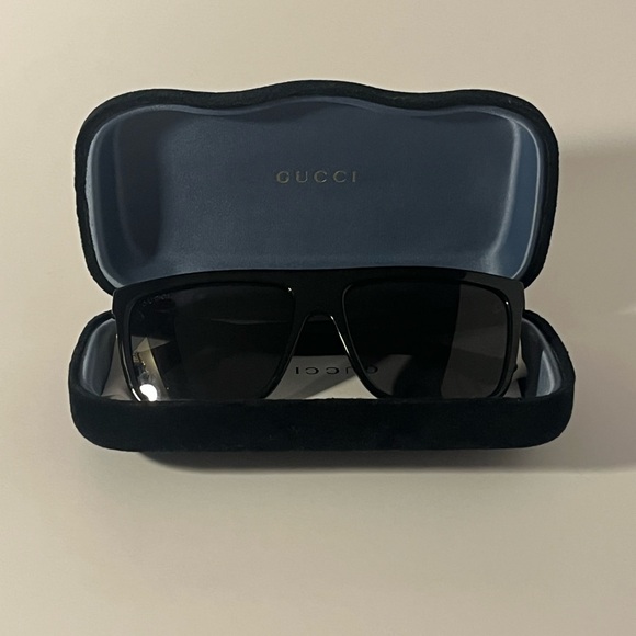Gucci Men’s Wayfarer Rectangular Sunglasses-Black with Gold Logo-Authentic - Picture 1 of 7